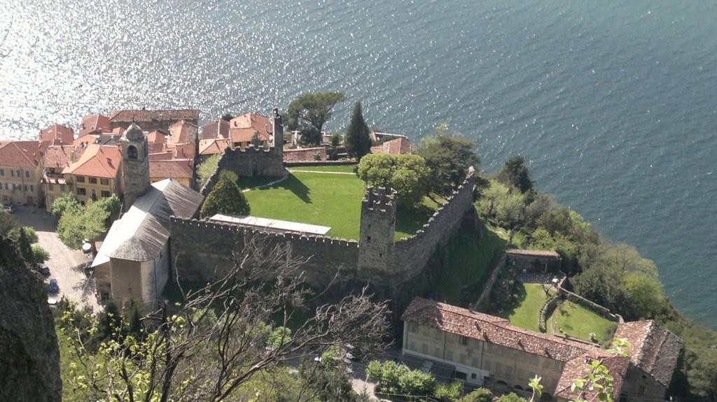 Al Castello Apartment Дервио Екстериор снимка